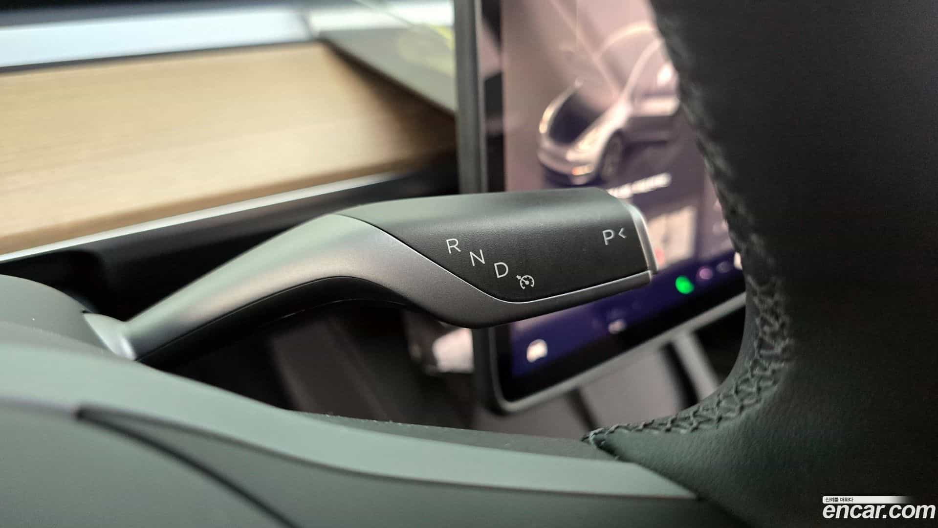 Model Y Tesla 2025.1-INNER-009