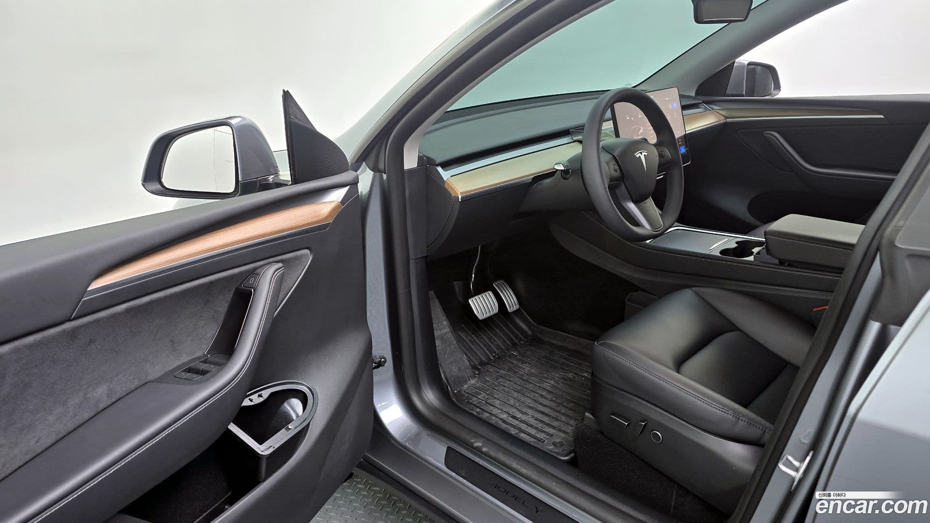 Main__Slider__Photo:Model Y Tesla 2025.1-9