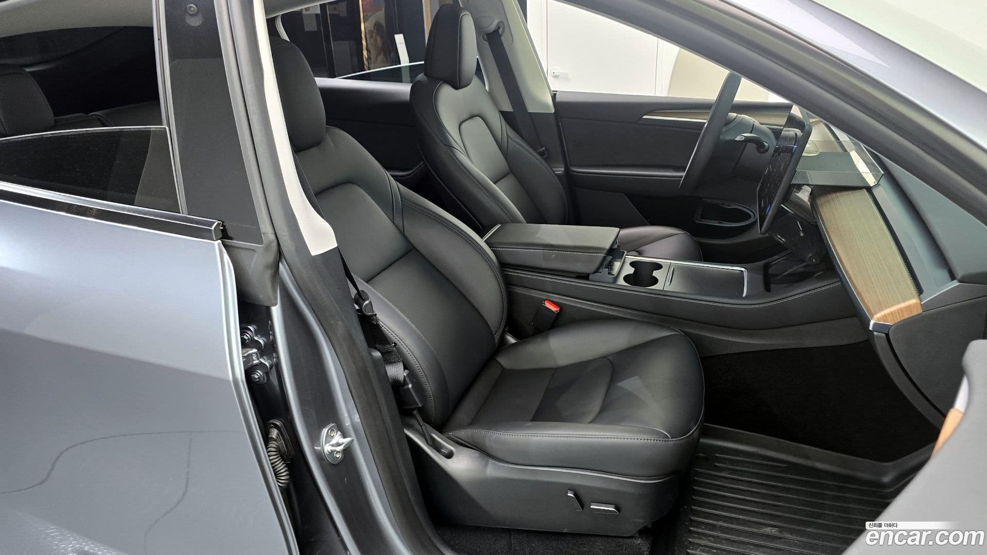 Main__Slider__Photo:Model Y Tesla 2025.1-11