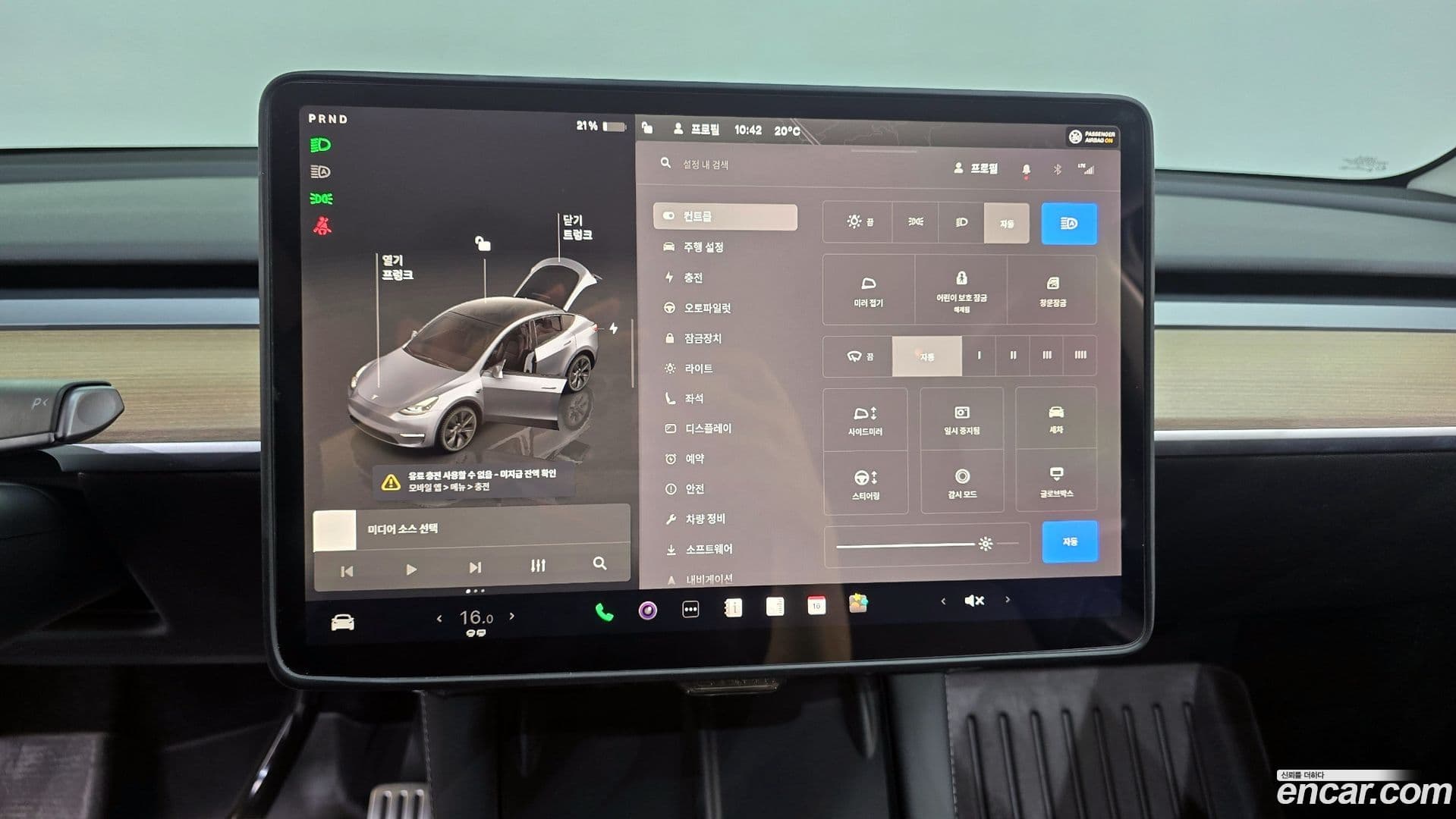 Main__Slider__Photo:Model Y Tesla 2025.1-15