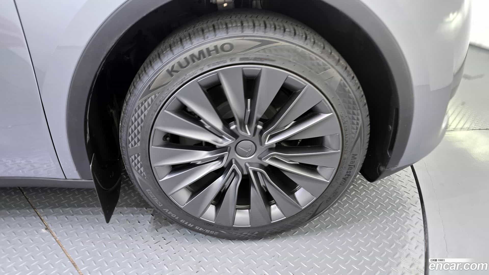 Model Y Tesla 2025.1-OUTER-031