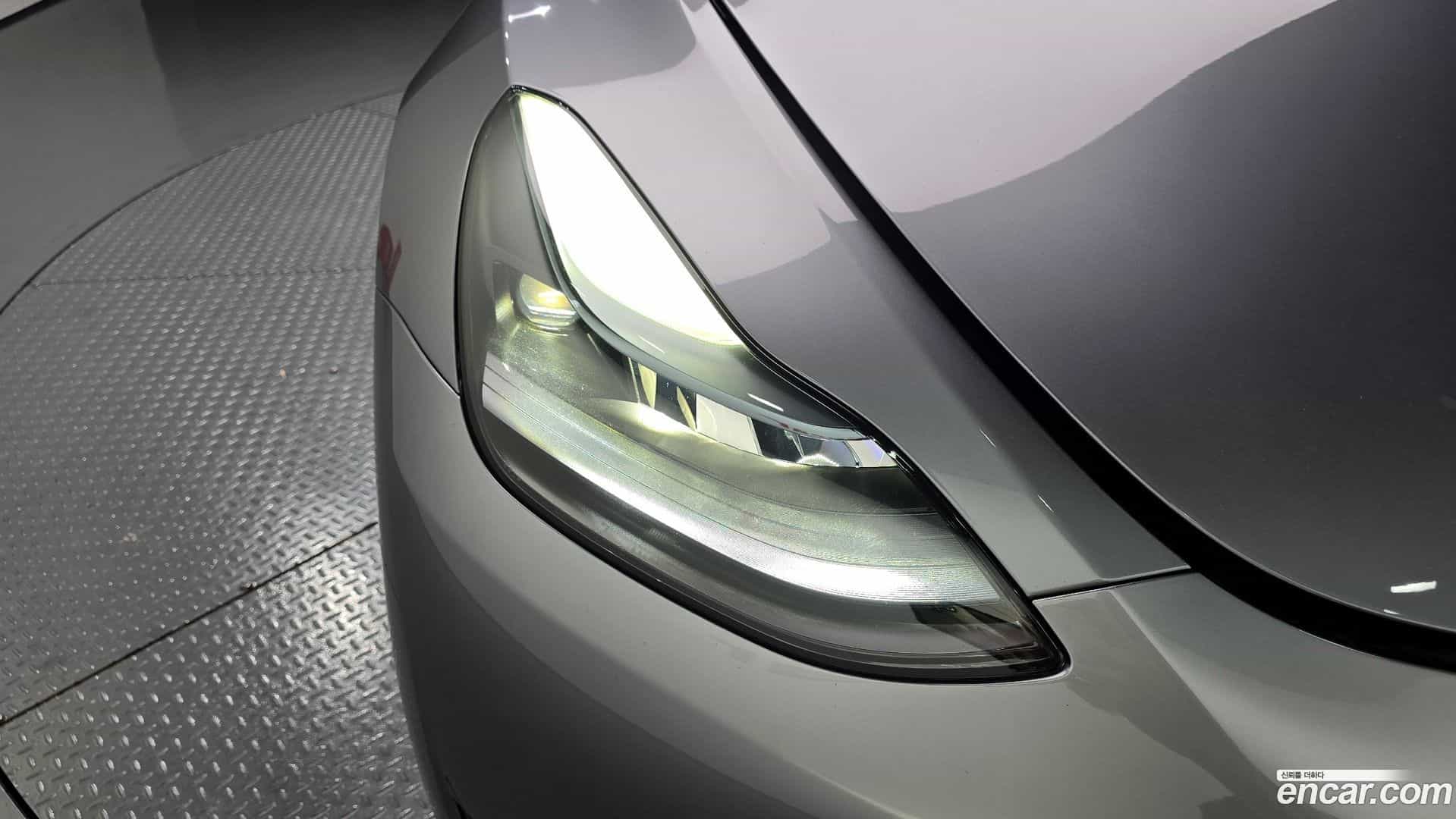 Model Y Tesla 2025.1-OUTER-032
