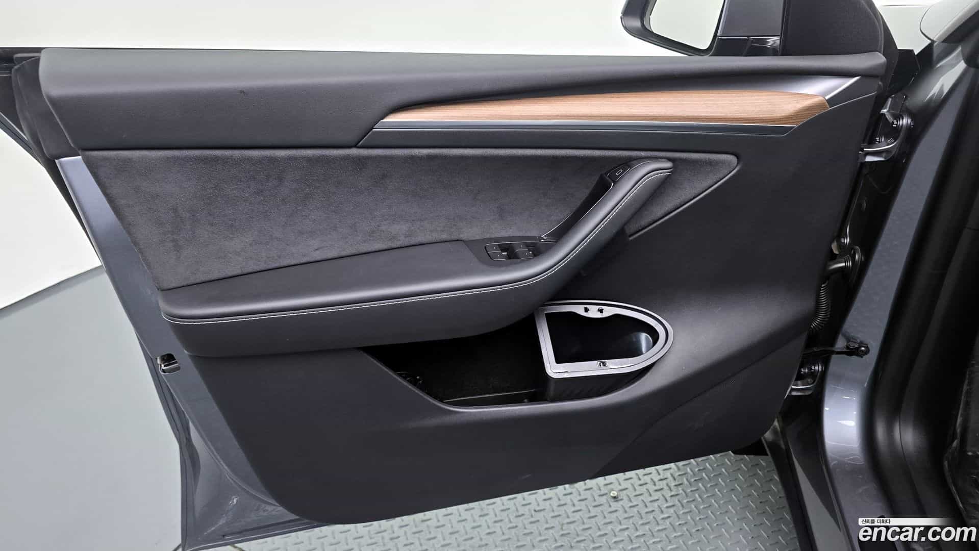 Model Y Tesla 2025.1-INNER-034