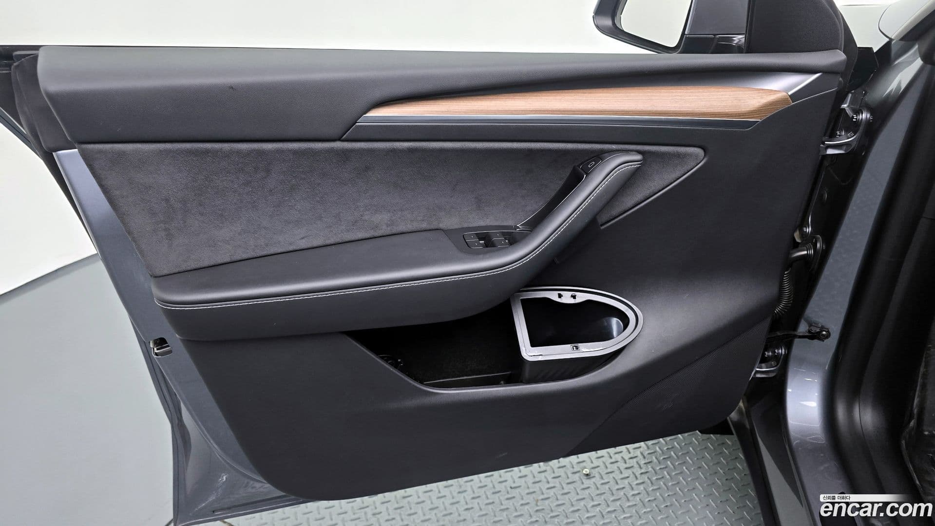 Main__Slider__Photo:Model Y Tesla 2025.1-23