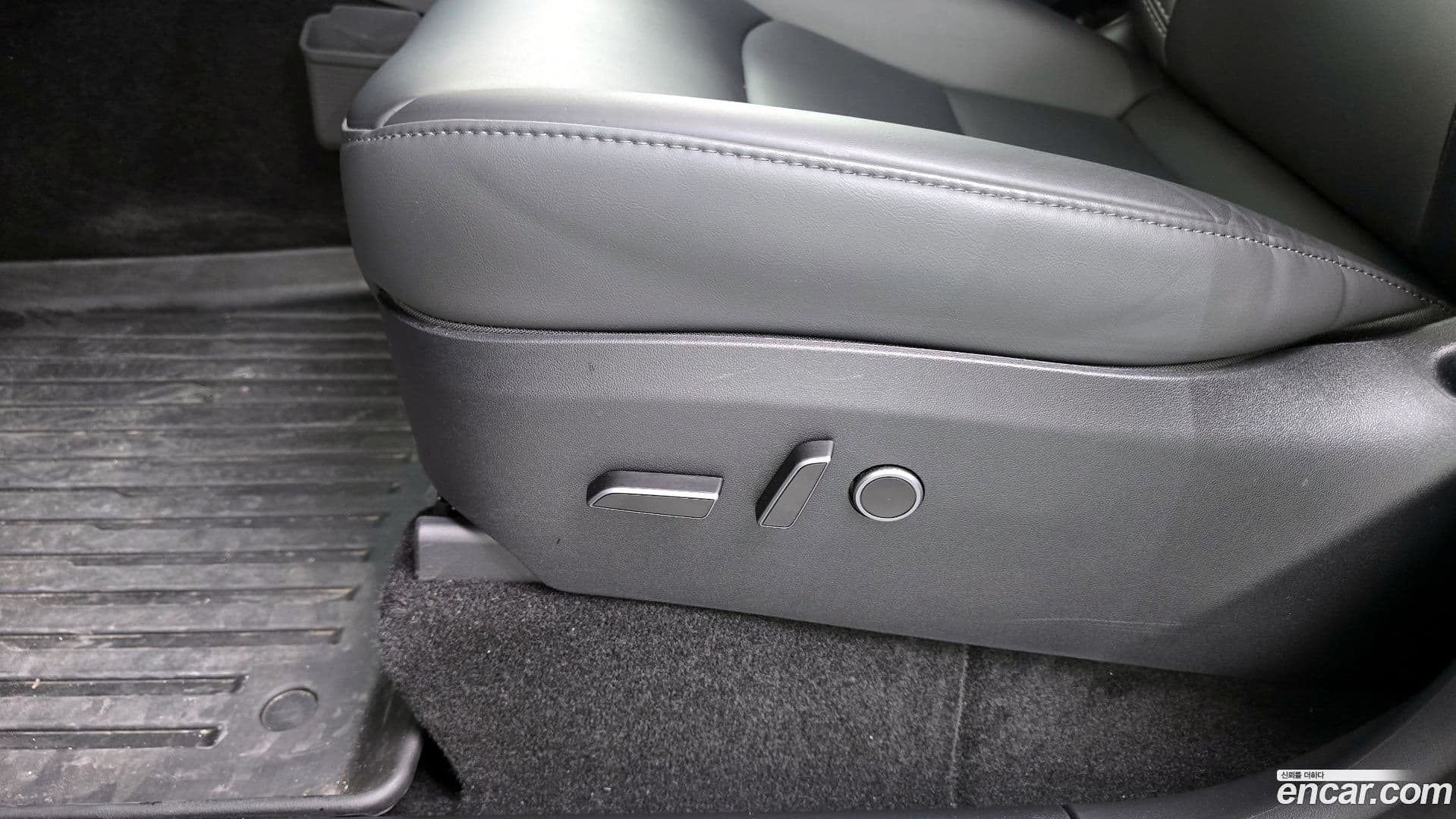 Main__Slider__Photo:Model Y Tesla 2025.1-30
