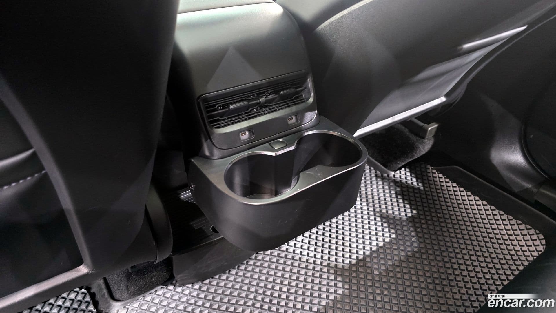 Main__Slider__Photo:Model Y Tesla 2025.1-31