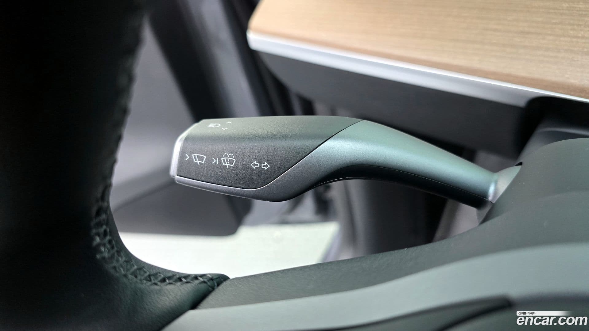 Main__Slider__Photo:Model Y Tesla 2025.1-32
