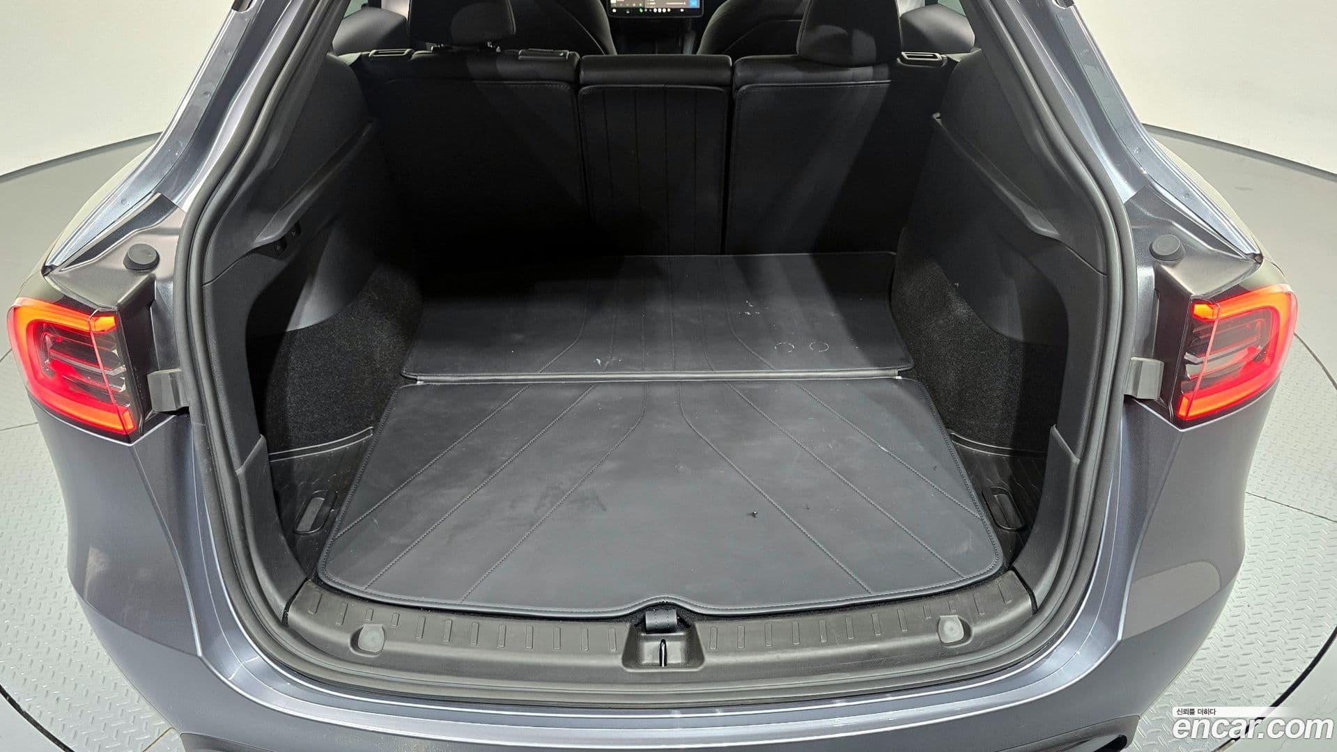 Main__Slider__Photo:Model Y Tesla 2025.1-37