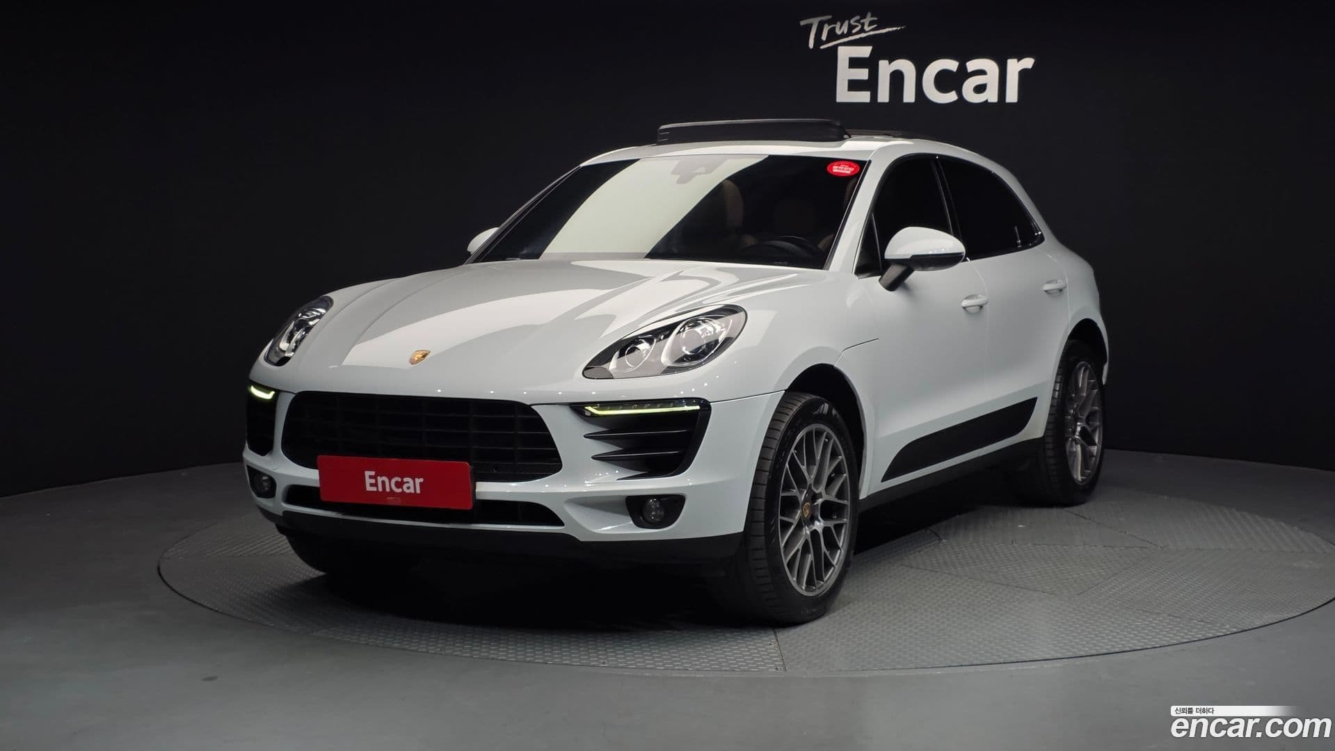 Main__Slider__Photo:Macan Porsche 2016.4-0