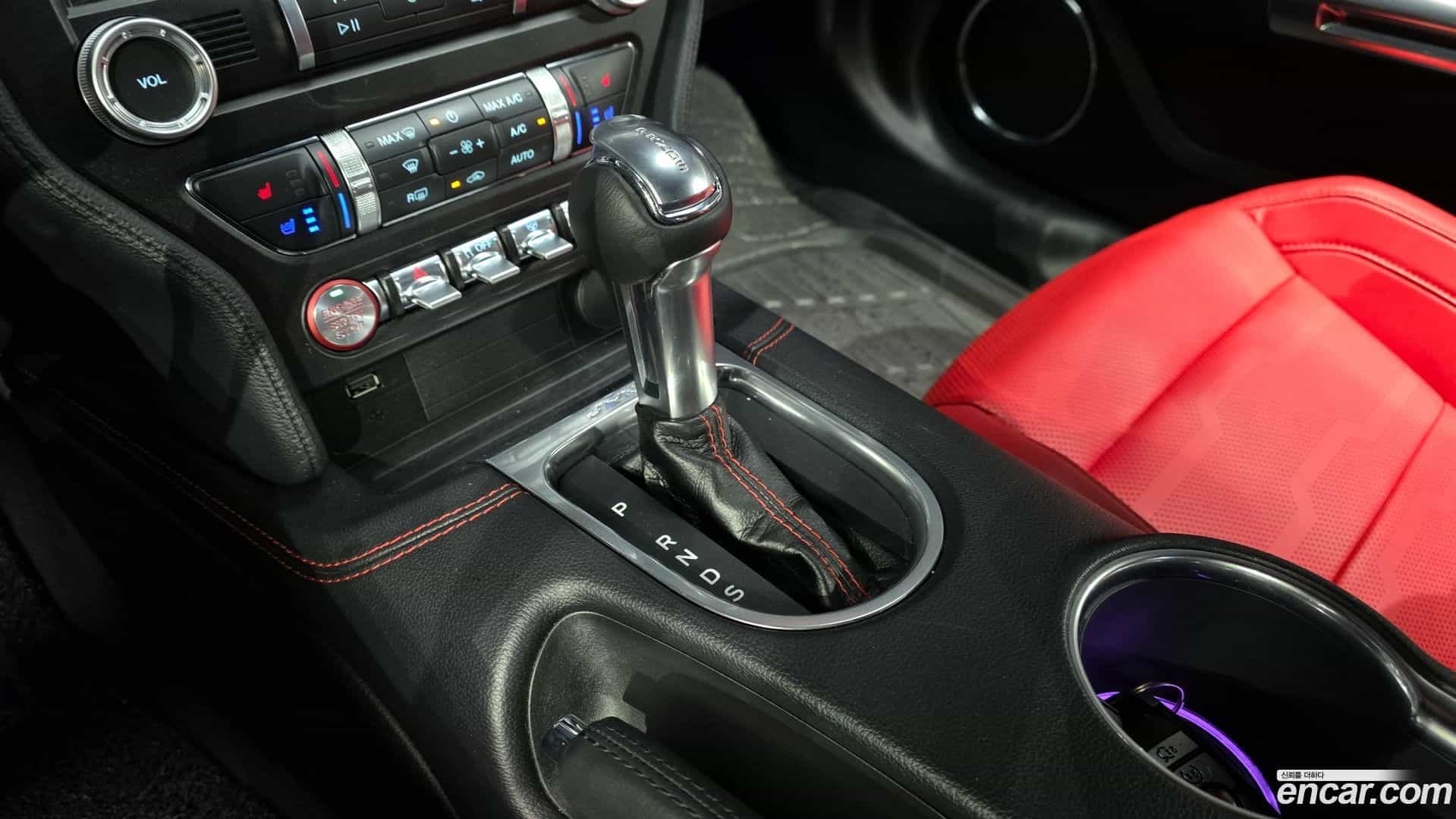 Mustang Ford 2021.10-INNER-009