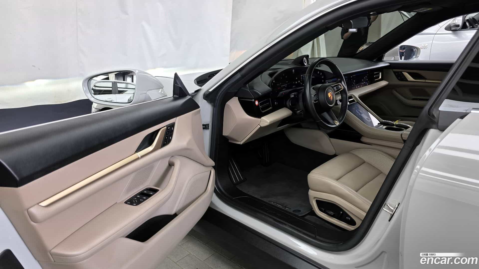 Taycan Porsche 2022.3-INNER-010