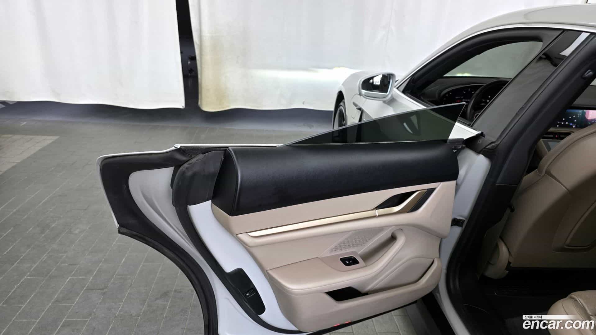 Taycan Porsche 2022.3-INNER-035