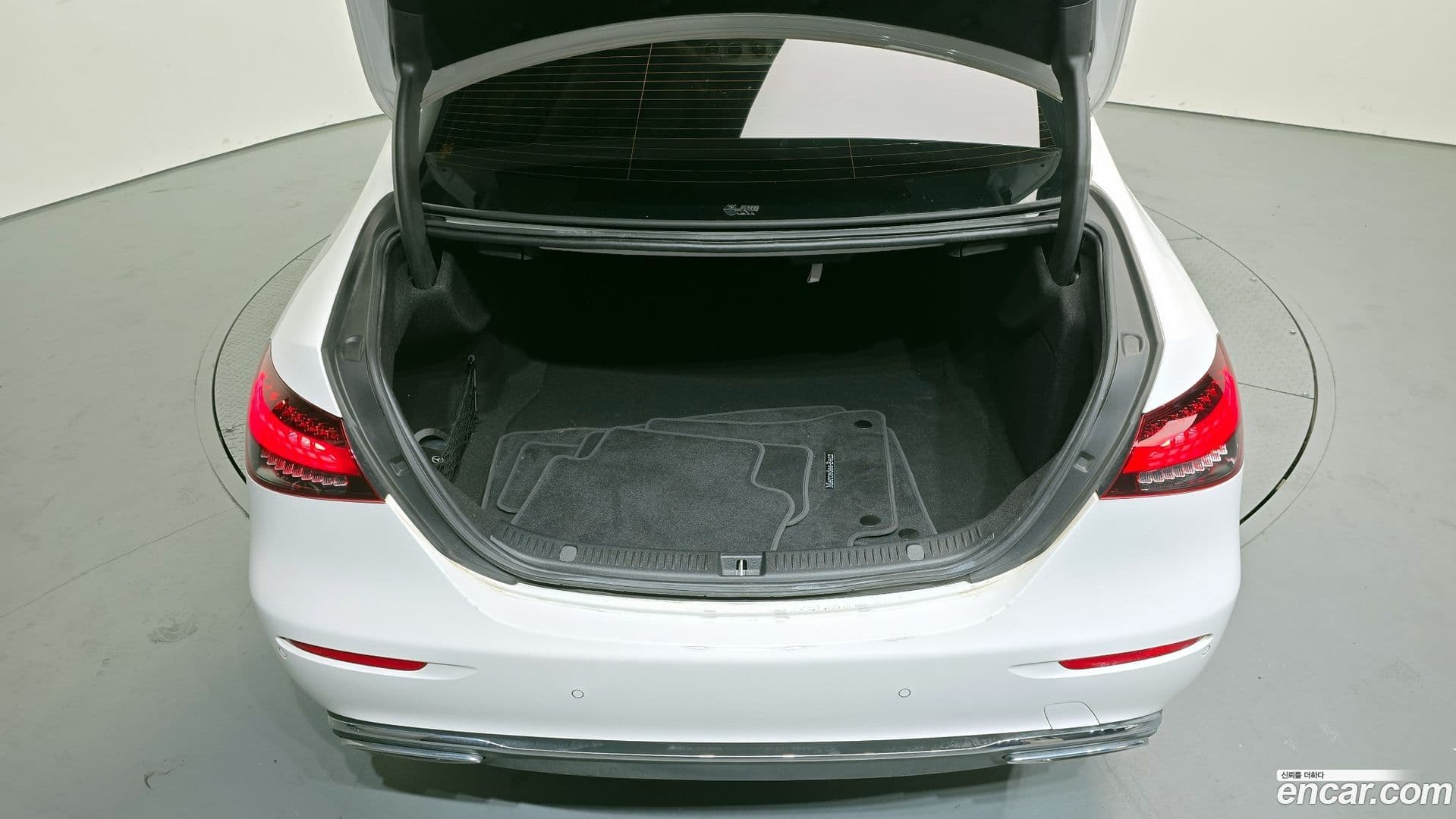 Main__Slider__Photo:E-Class Mercedes-Benz 2021.3-29