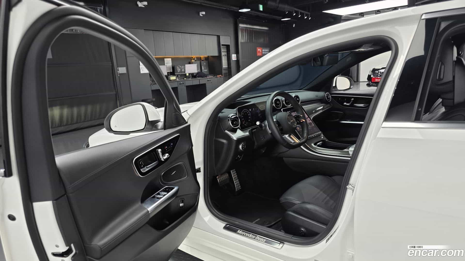 C-Class Mercedes-Benz 2024.2-INNER-010