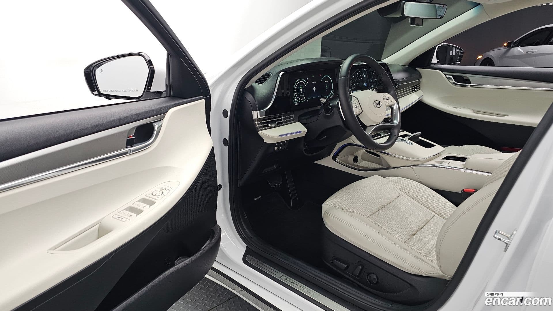 Main__Slider__Photo:Grandeur Hyundai 2022.5-10