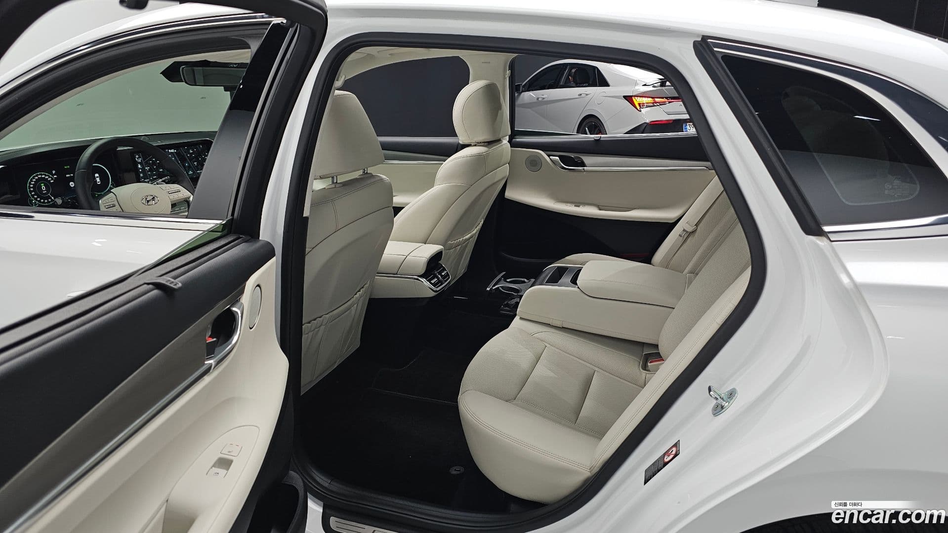 Main__Slider__Photo:Grandeur Hyundai 2022.5-11