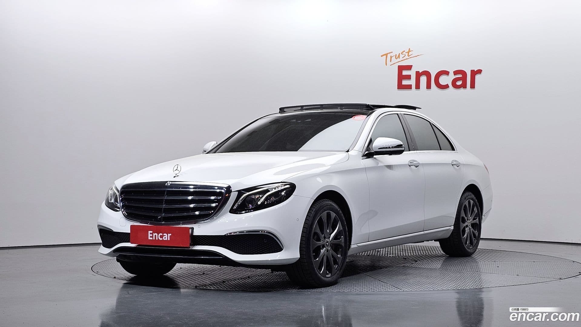 Main__Slider__Photo:E-Class Mercedes-Benz 2018.0-0