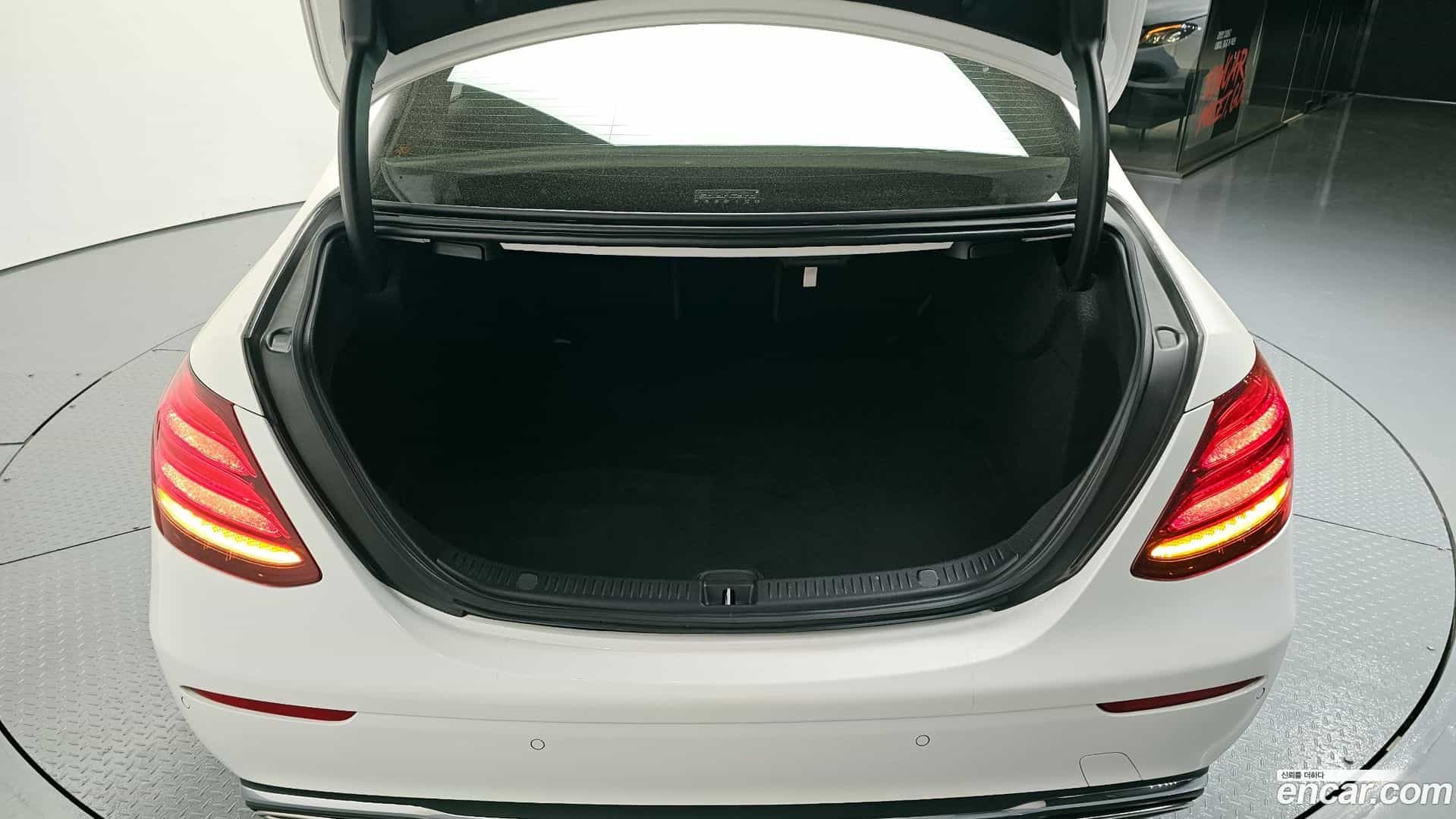 E-Class Mercedes-Benz 2018.0-OPTION-040
