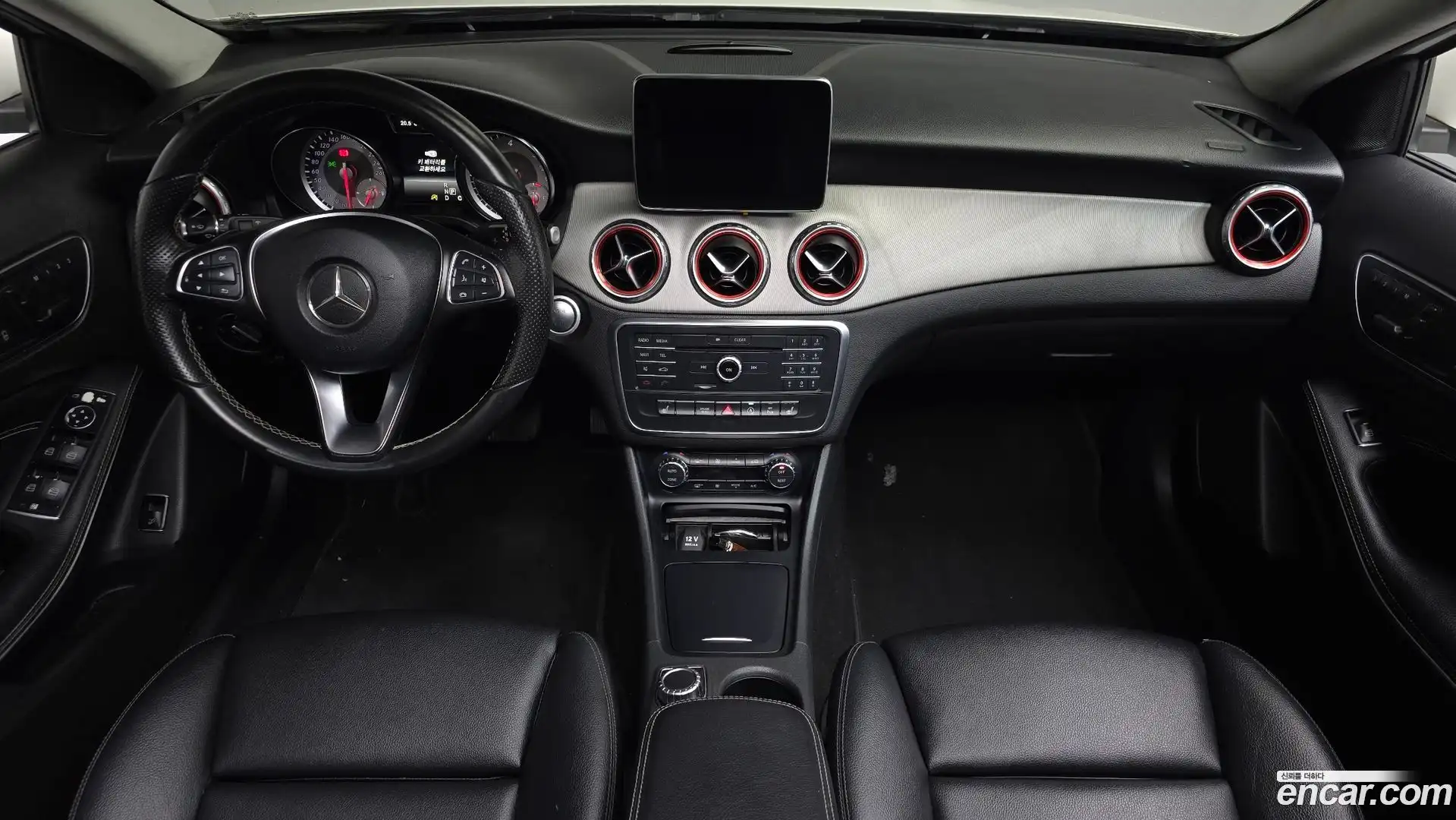 GLA-Class Mercedes-Benz 2015.11-INNER-007