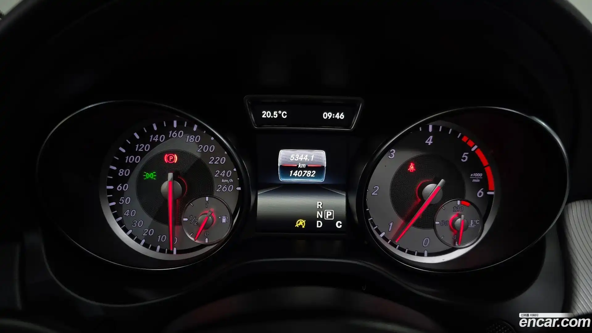 GLA-Class Mercedes-Benz 2015.11-INNER-008