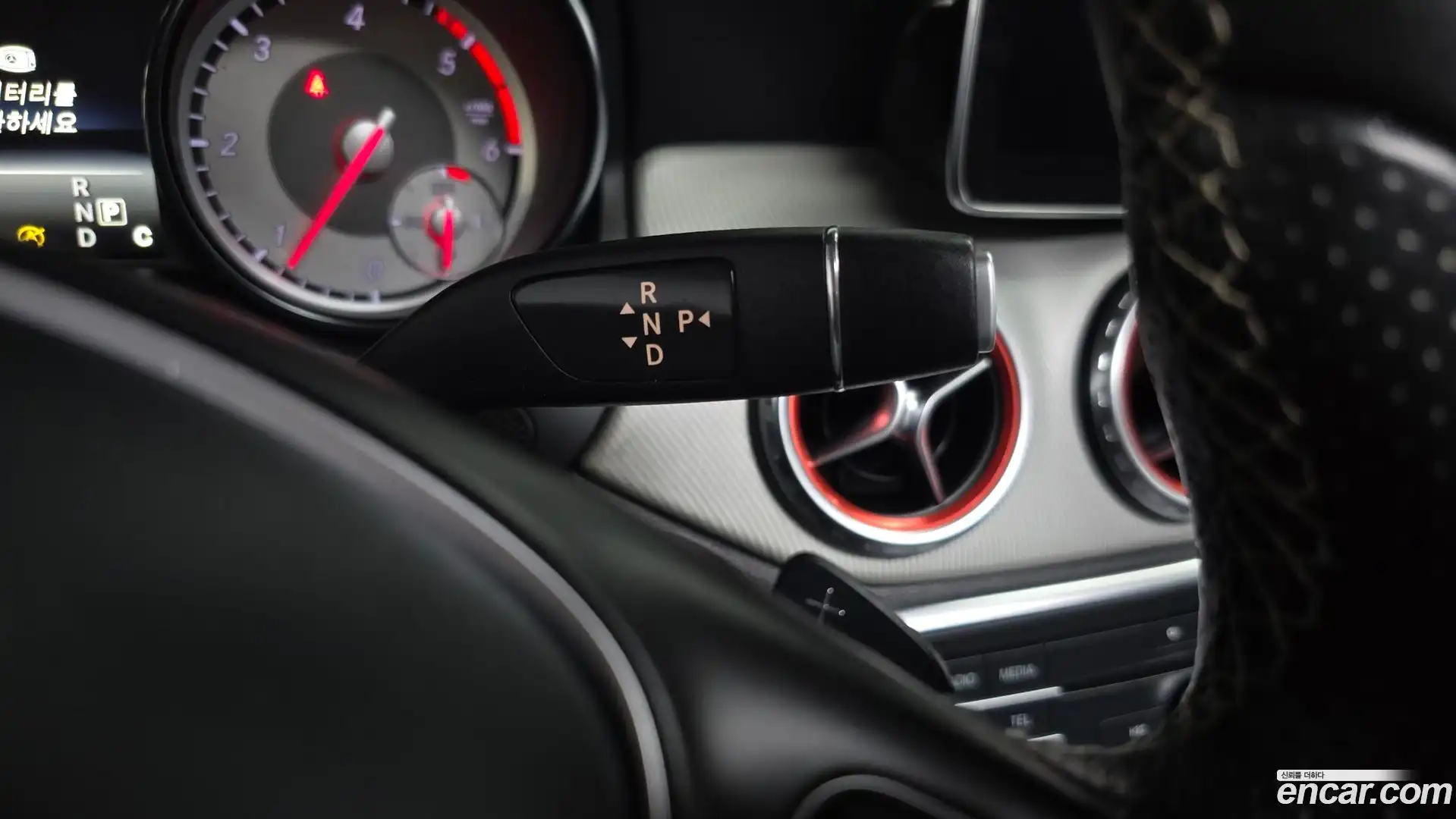 GLA-Class Mercedes-Benz 2015.11-INNER-009
