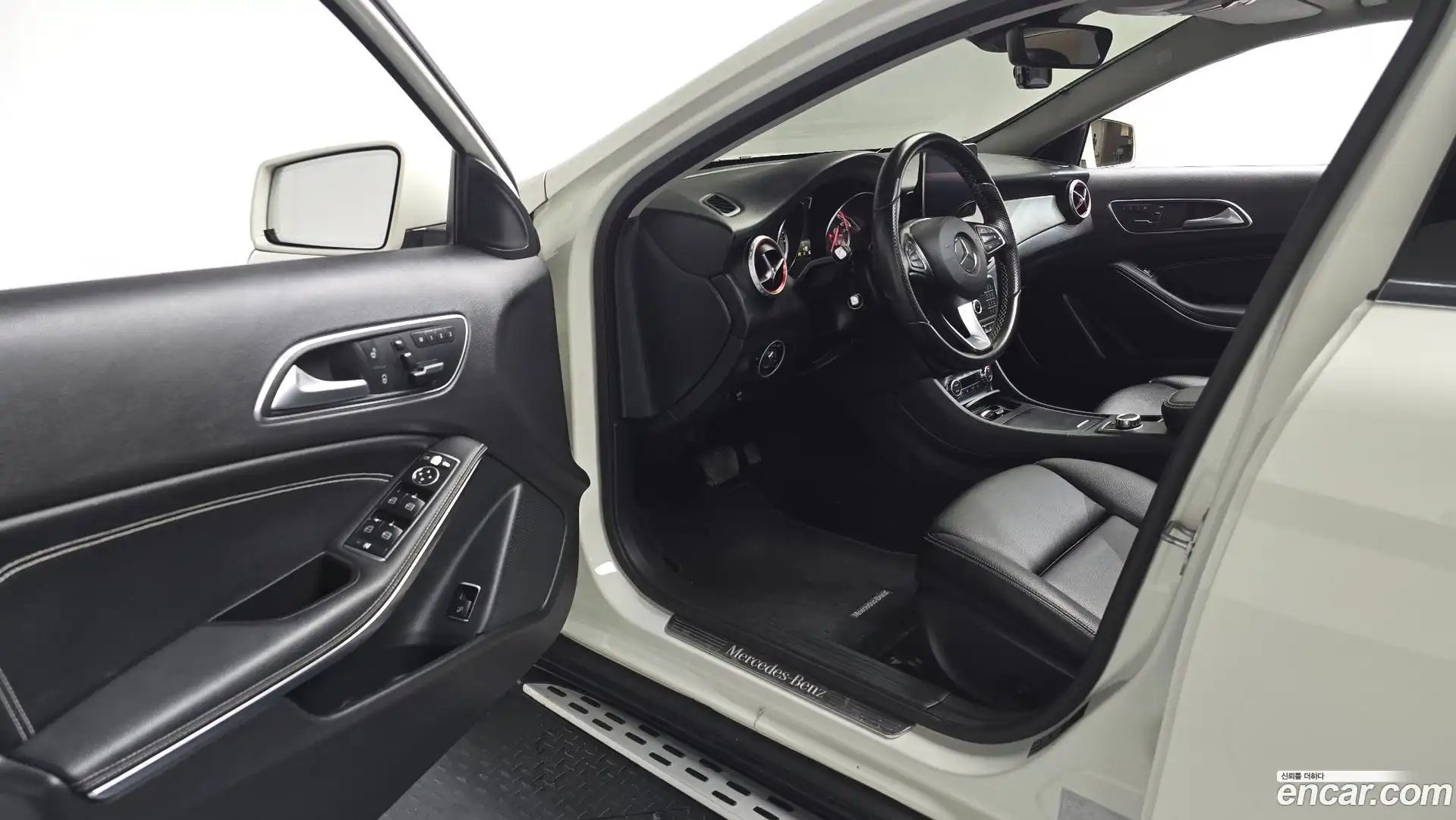 GLA-Class Mercedes-Benz 2015.11-INNER-010