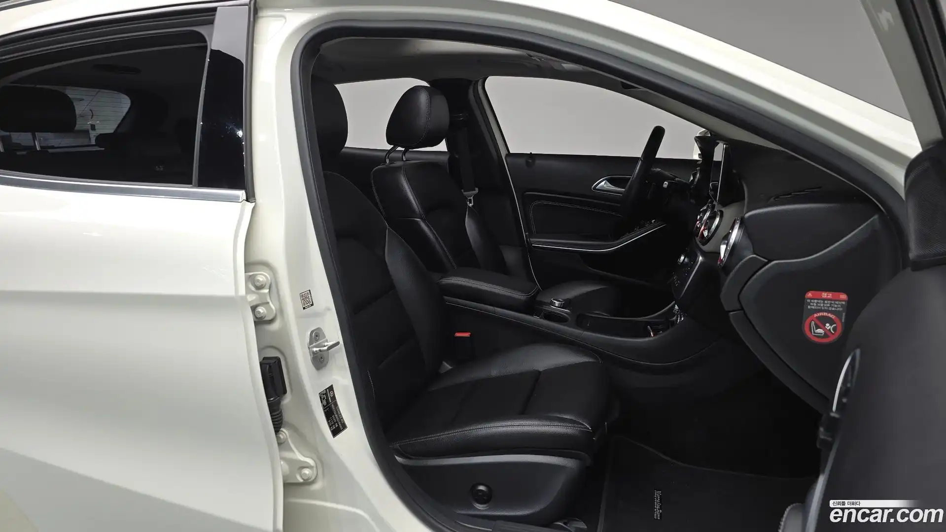 GLA-Class Mercedes-Benz 2015.11-OPTION-015