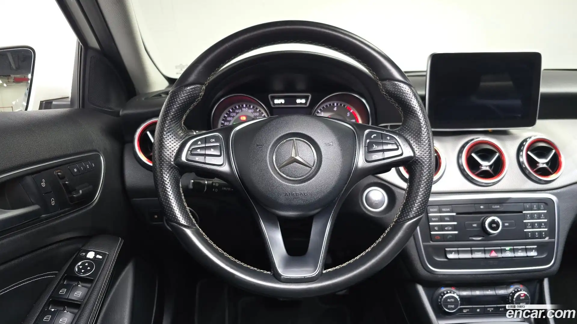 GLA-Class Mercedes-Benz 2015.11-OPTION-017