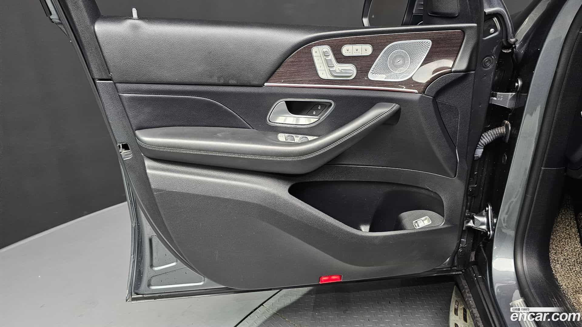 GLE-Class Mercedes-Benz 2020.11-INNER-034
