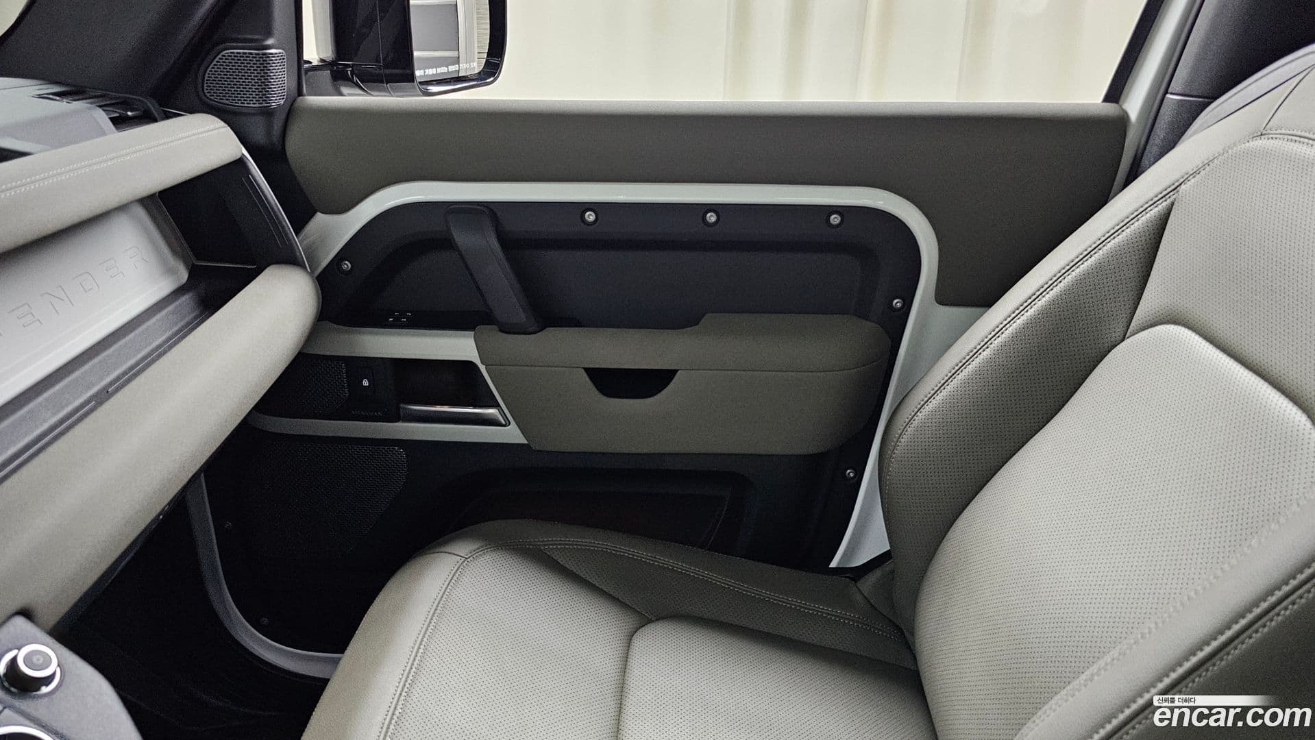 Main__Slider__Photo:Defender Land Rover 2023.2-24
