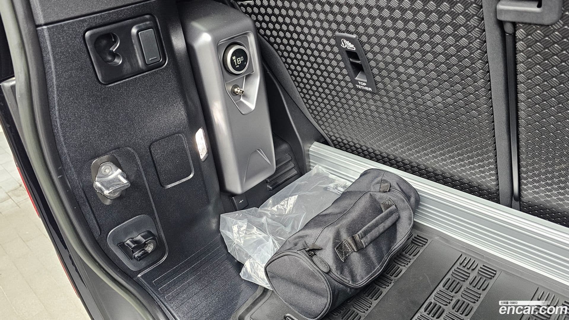Main__Slider__Photo:Defender Land Rover 2023.2-31
