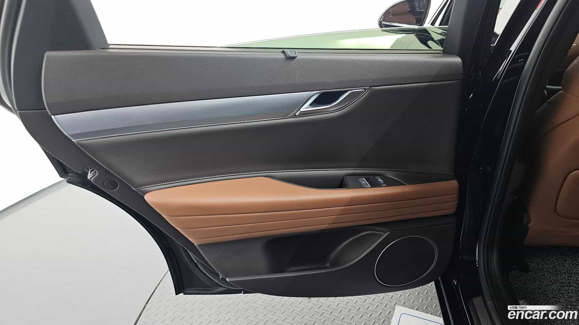 G80 Genesis 2023.1-INNER-035