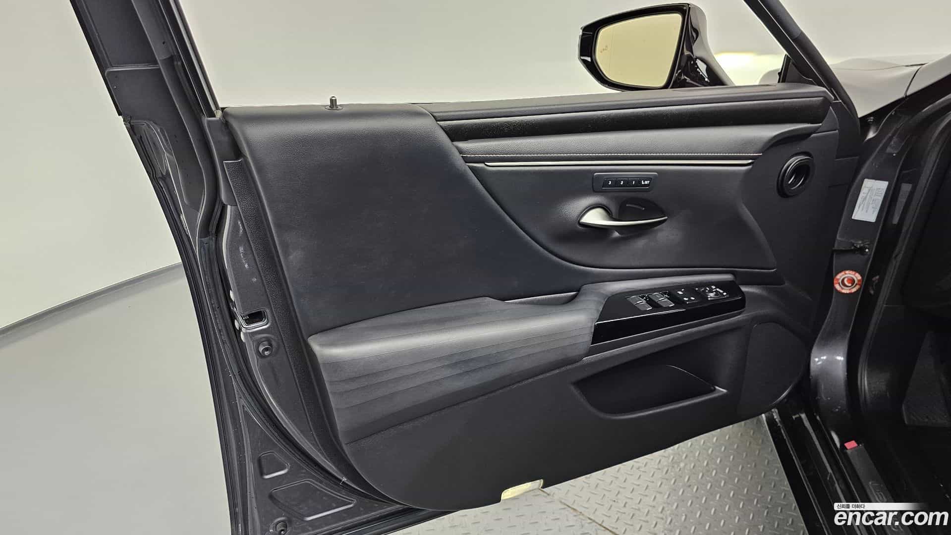 ES Lexus 2021.11-INNER-034