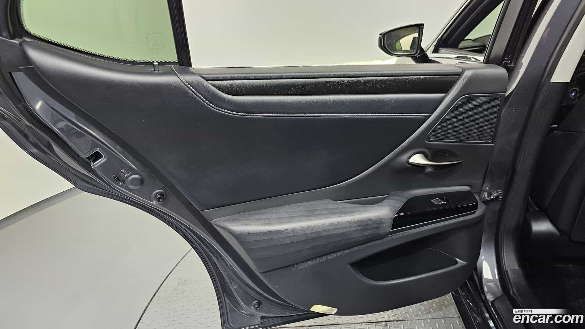 ES Lexus 2021.11-INNER-035