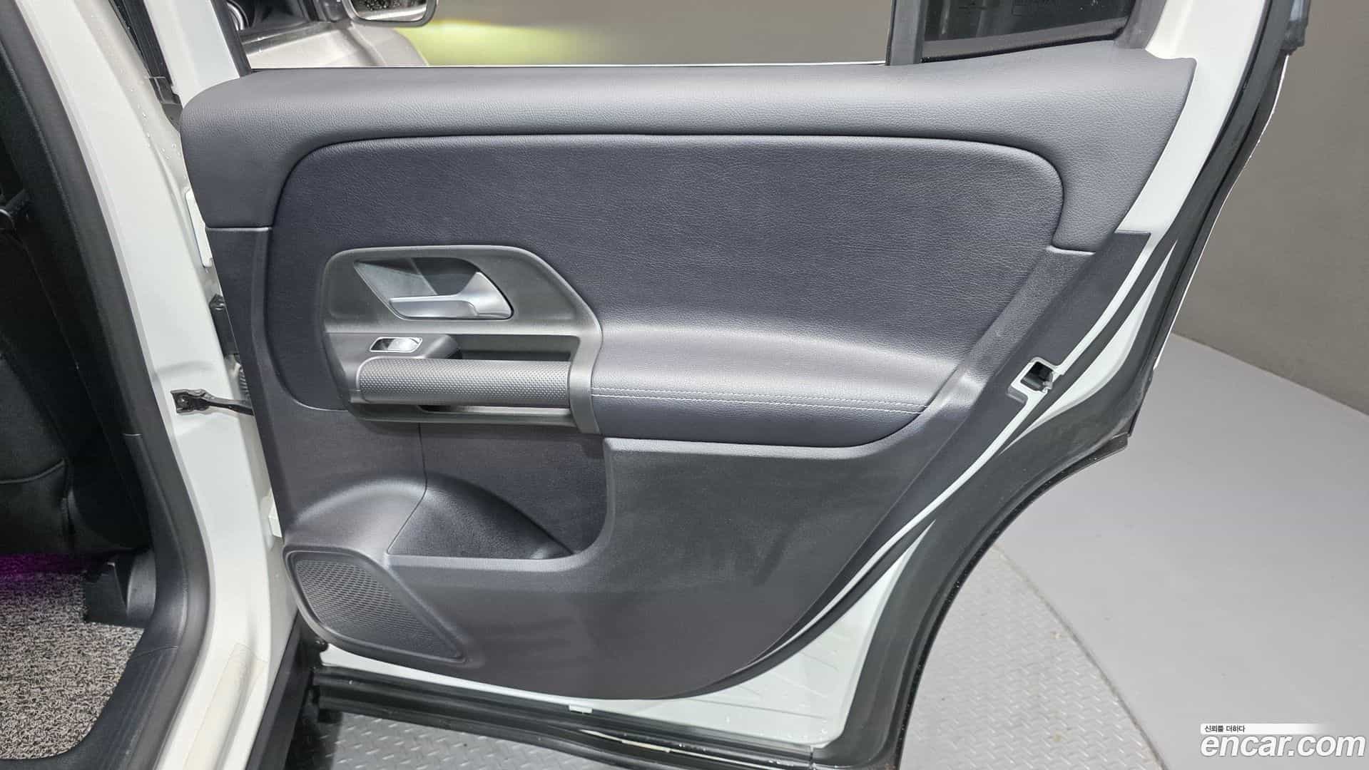 GLB-Class Mercedes-Benz 2021.8-INNER-035