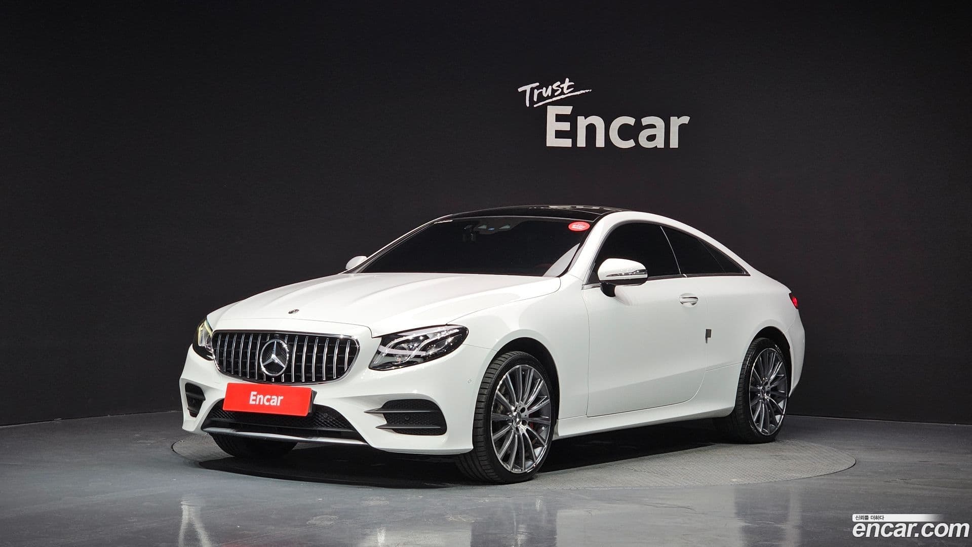 Main__Slider__Photo:E-Class Mercedes-Benz 2017.9-0