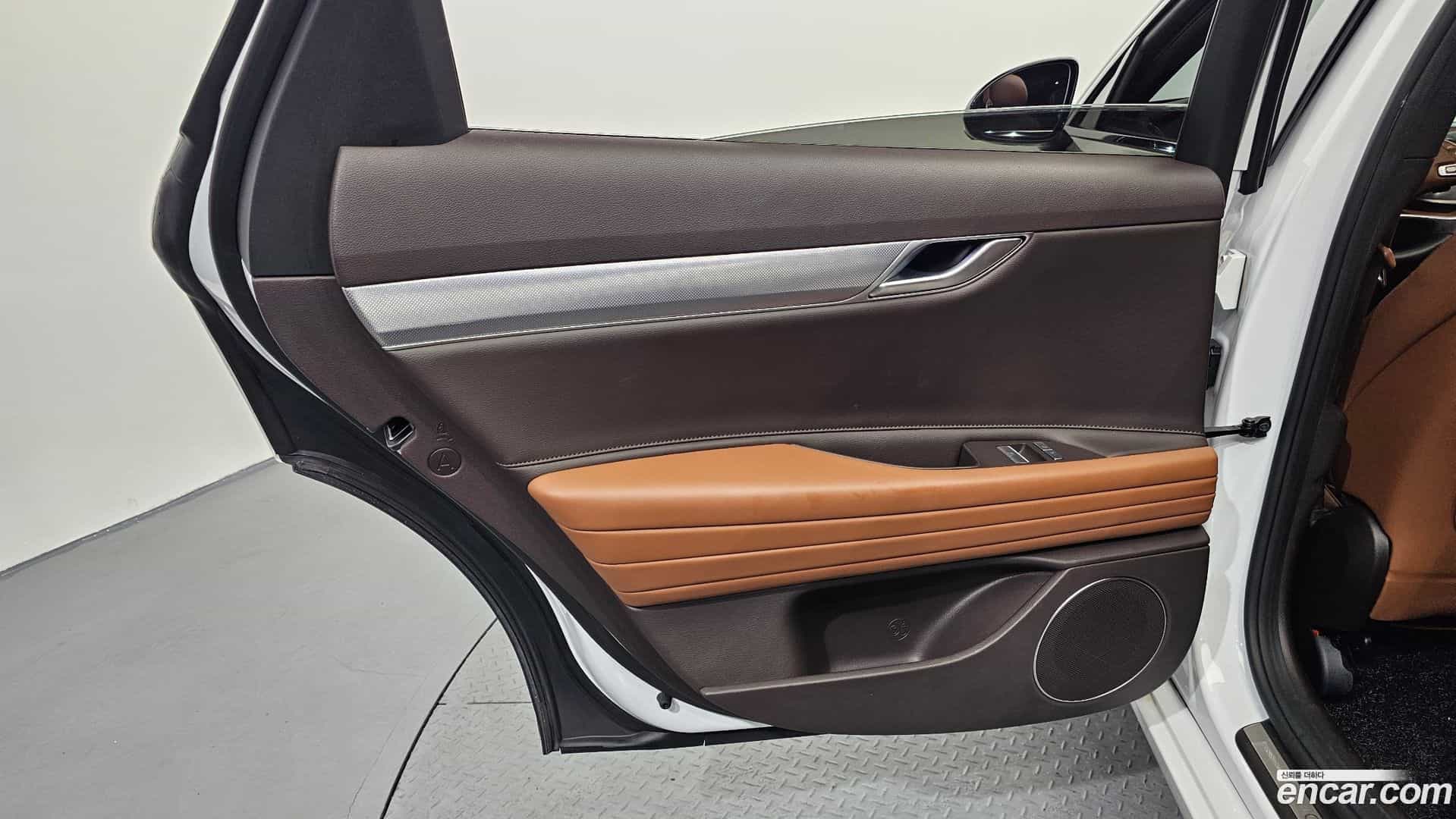 G80 Genesis 2022.0-INNER-035
