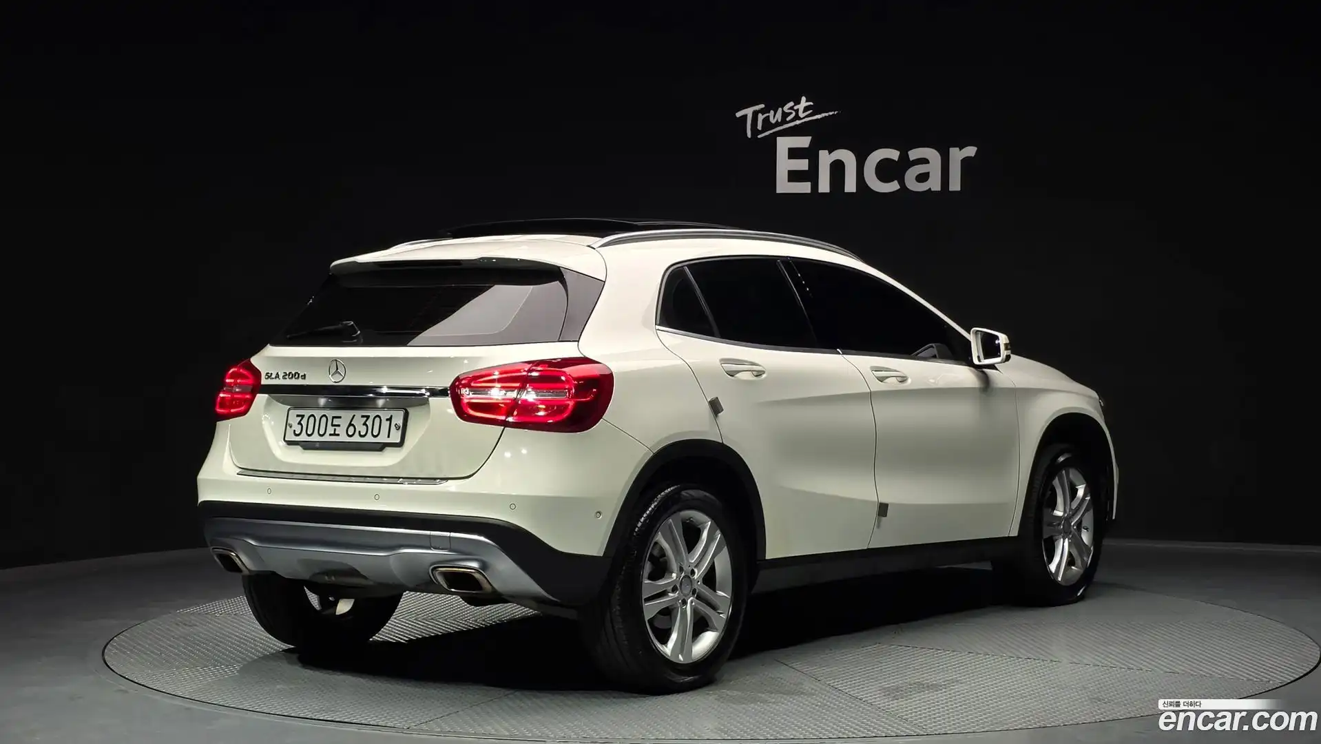 GLA-Class Mercedes-Benz 2017.0-OUTER-002