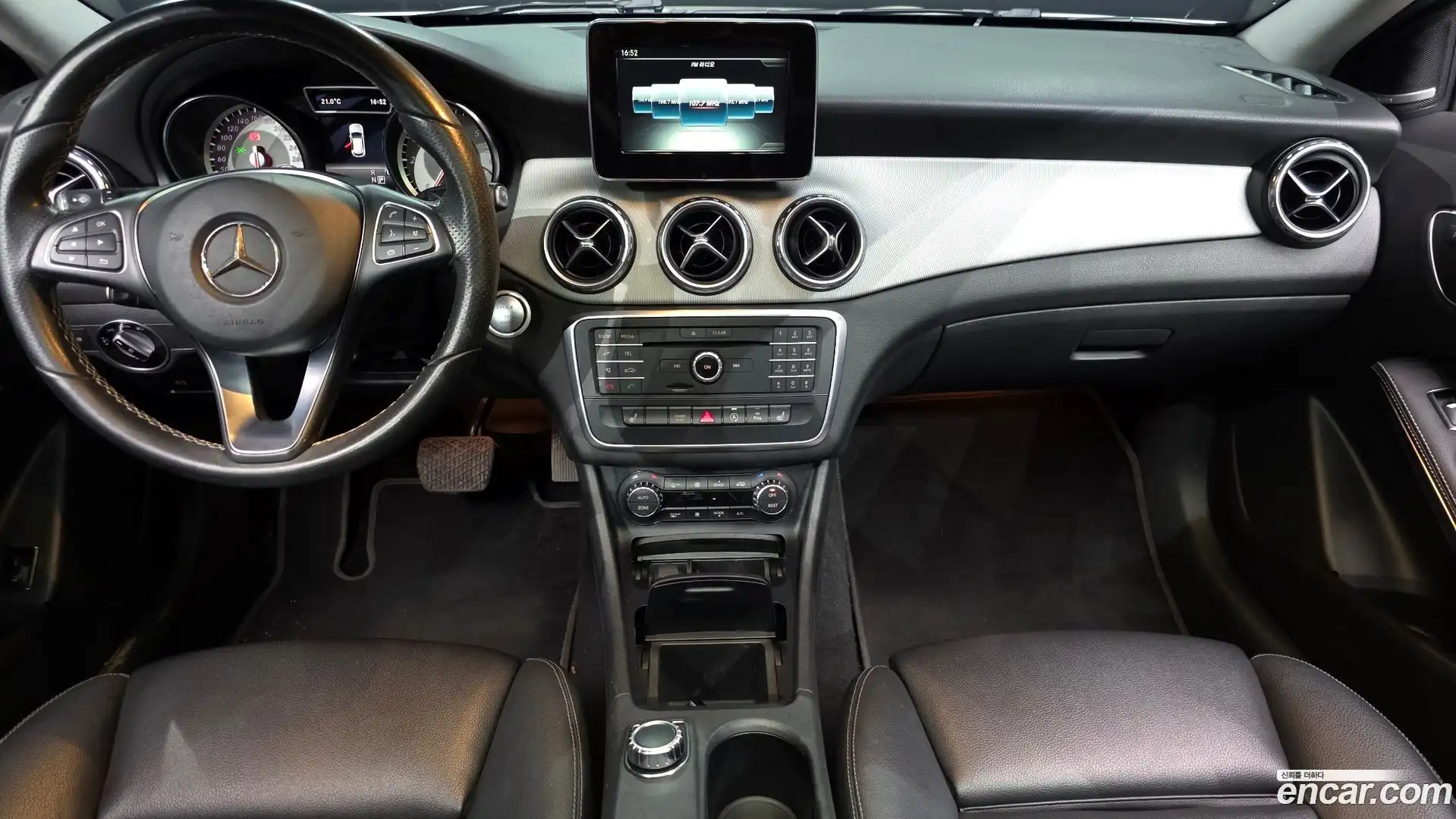 GLA-Class Mercedes-Benz 2017.0-INNER-007