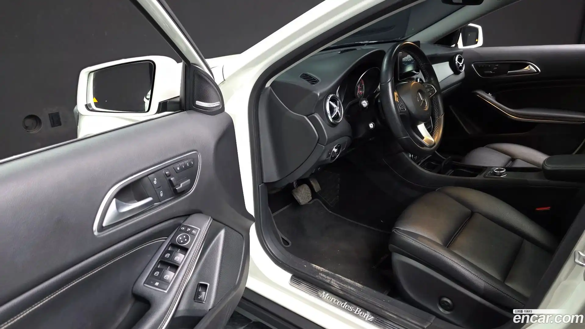 GLA-Class Mercedes-Benz 2017.0-INNER-010