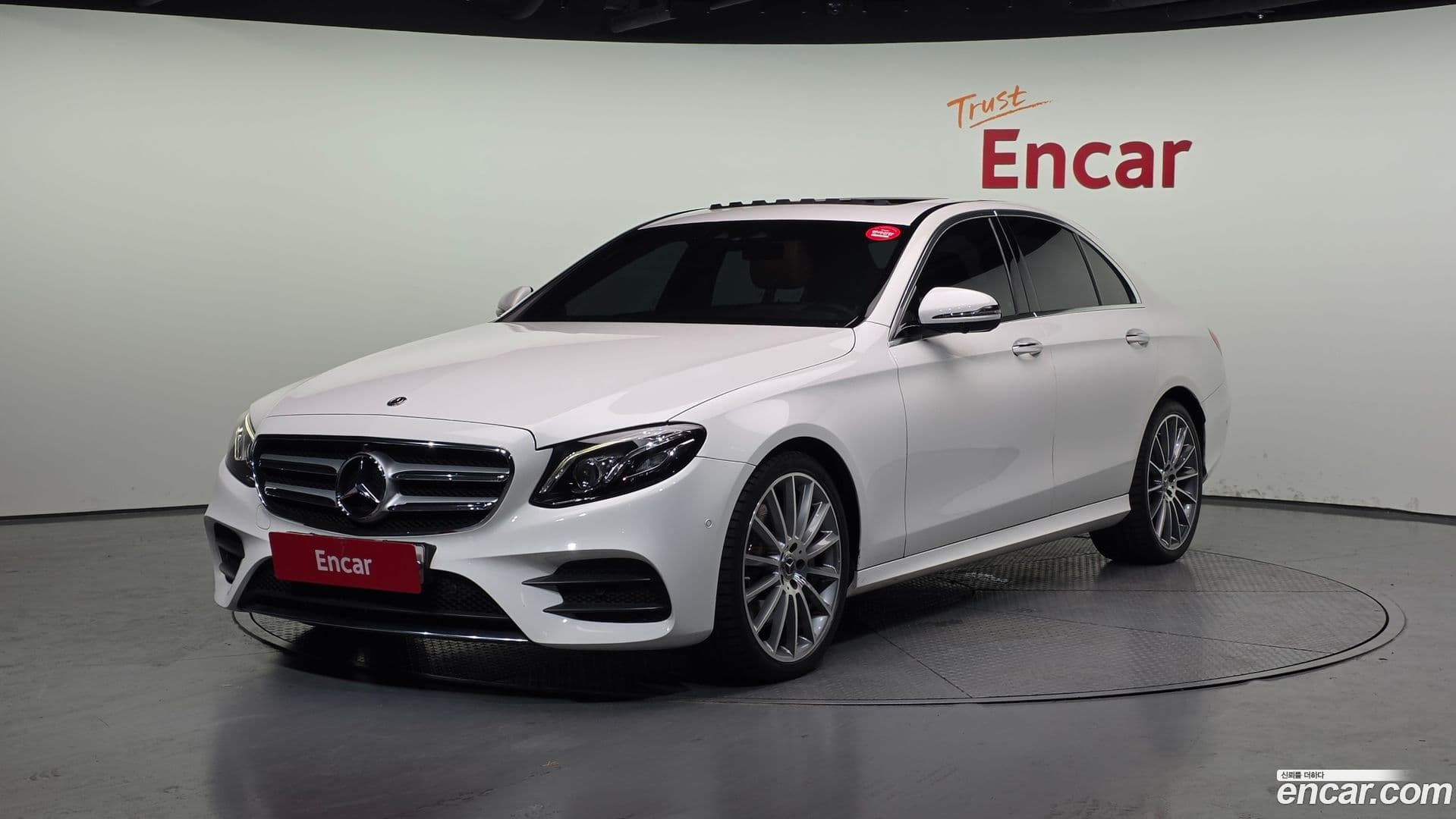 Main__Slider__Photo:E-Class Mercedes-Benz 2018.3-0