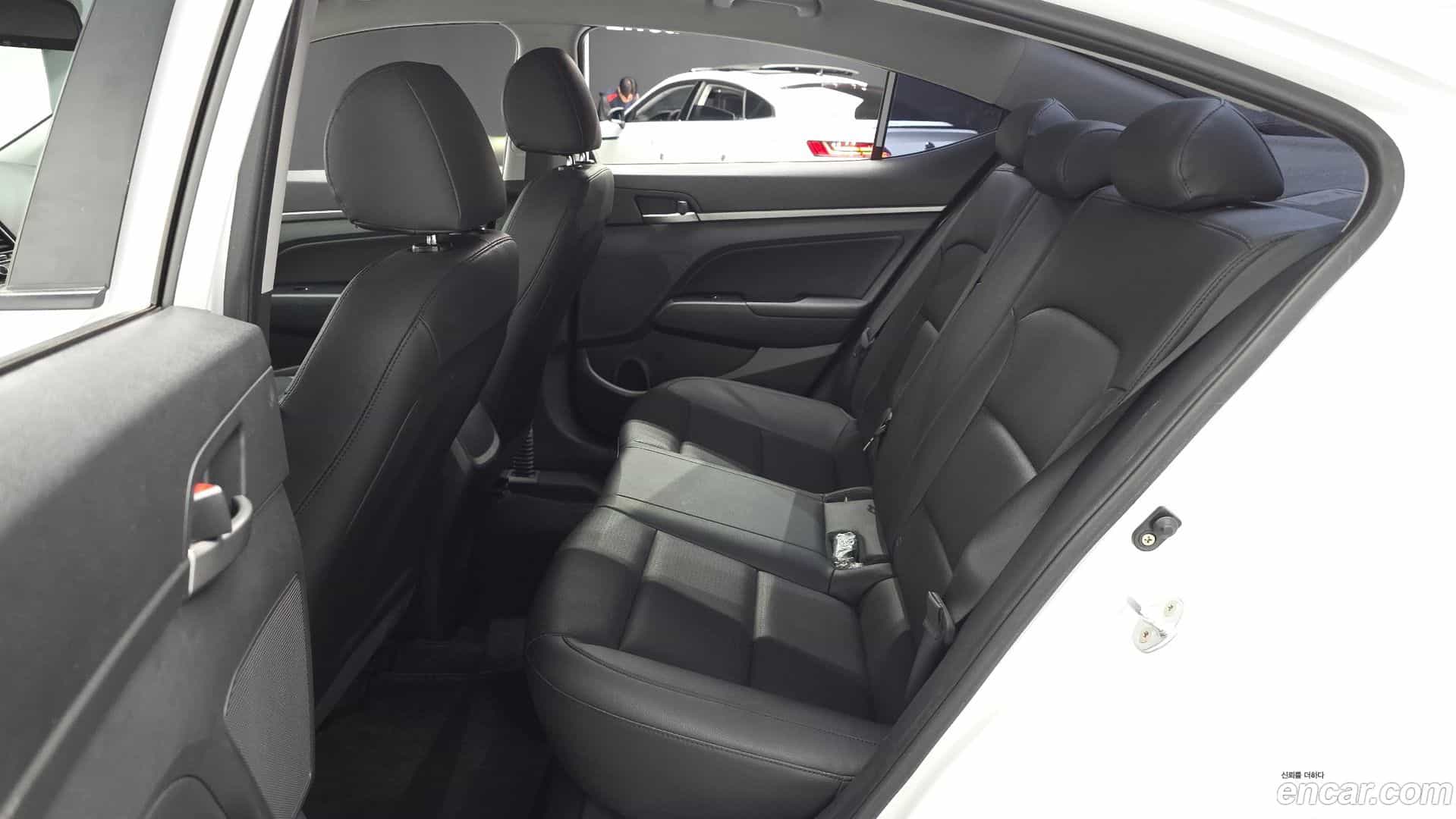 AVANTE Hyundai 2018.4-OPTION-016