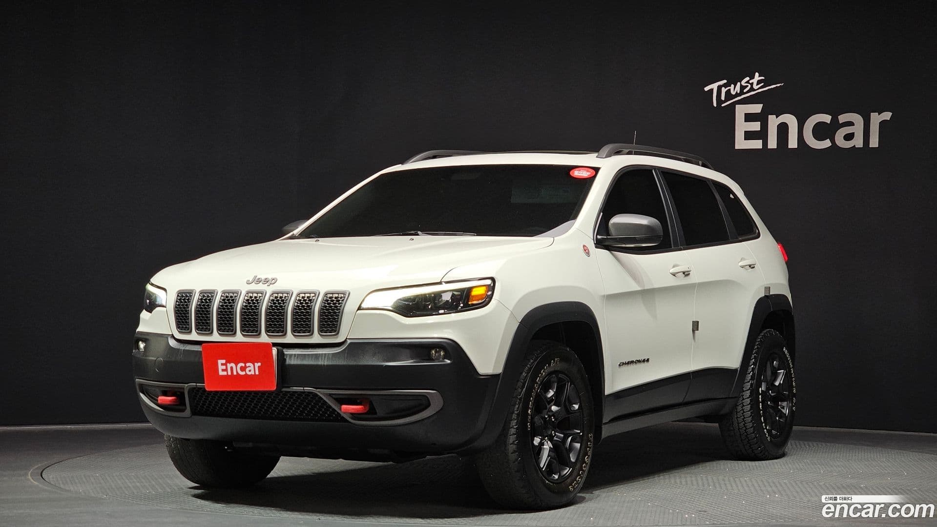Main__Slider__Photo:Cherokee Jeep 2019.11-0