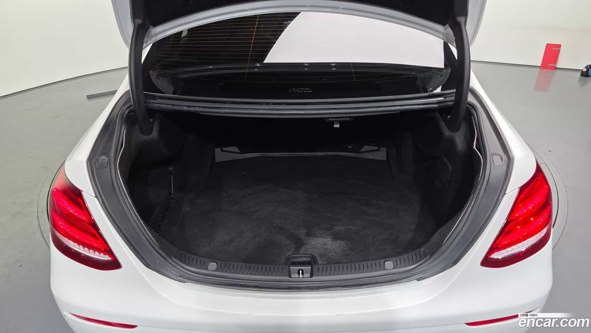 E-Class Mercedes-Benz 2017.11-OPTION-024