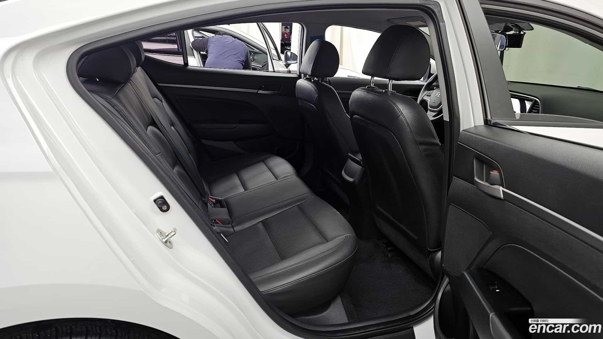 AVANTE Hyundai 2017.0-OPTION-016