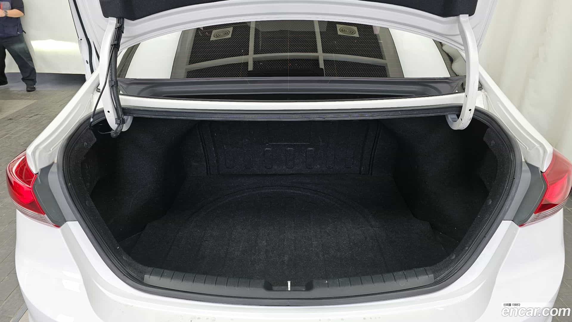 AVANTE Hyundai 2017.0-OPTION-024