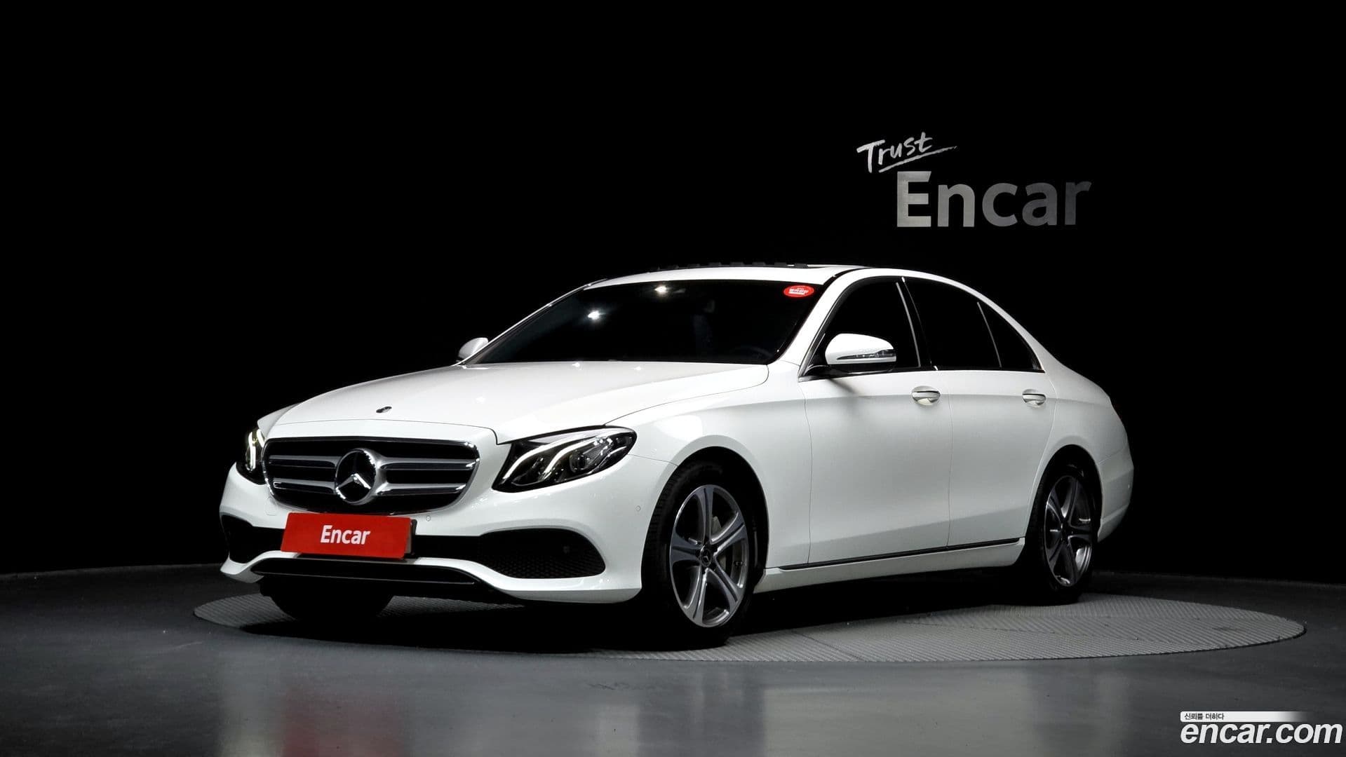 Main__Slider__Photo:E-Class Mercedes-Benz 2019.8-0