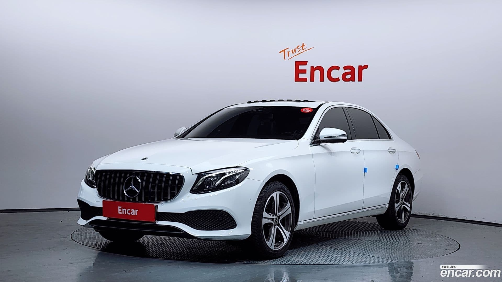 Main__Slider__Photo:E-Class Mercedes-Benz 2018.11-0