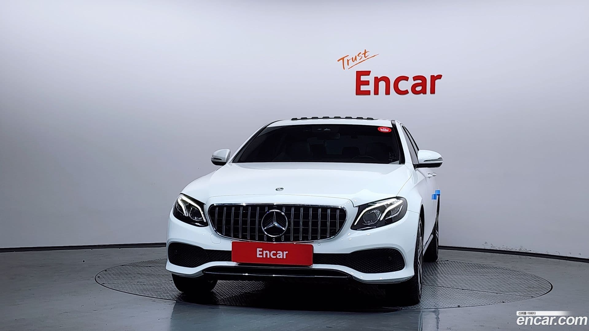 Main__Slider__Photo:E-Class Mercedes-Benz 2018.11-2