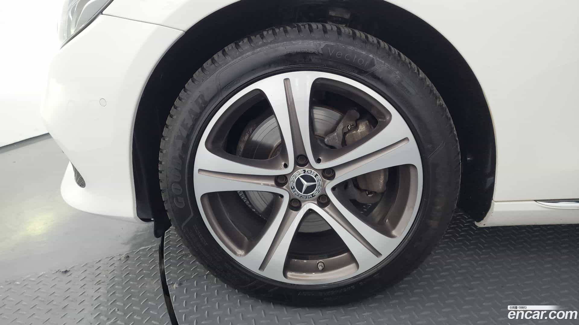 E-Class Mercedes-Benz 2018.11-OUTER-005
